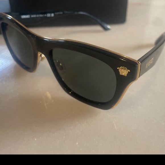 NEW AUTHENTIC VERSACE UNISEX Sunglasses - Picture 2 of 4